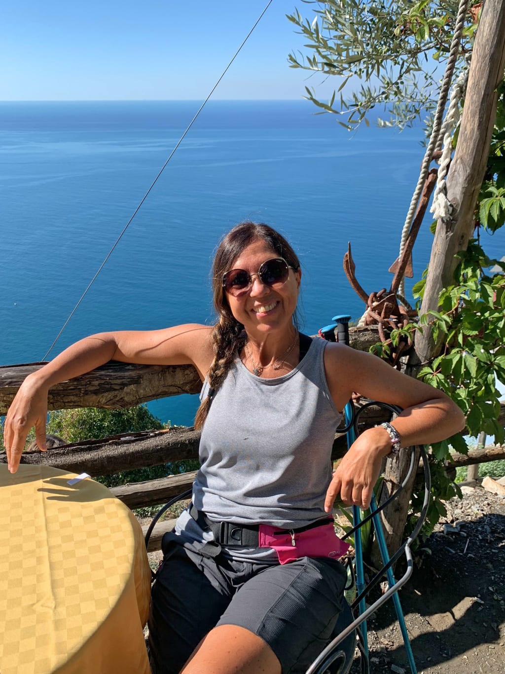 Donna si rilassa su una terrazza con vista mare, Corniglia, Cinque Terre, Italia